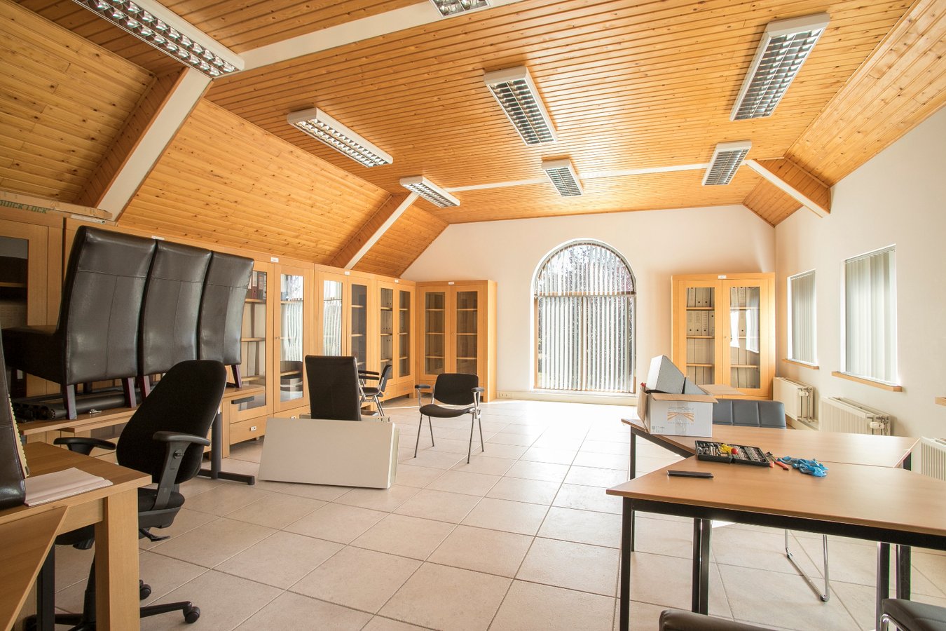 Deze vrijstaande woning met bedrijfsgebouwen staat tegen het bedrijventerrein van Reusel. 