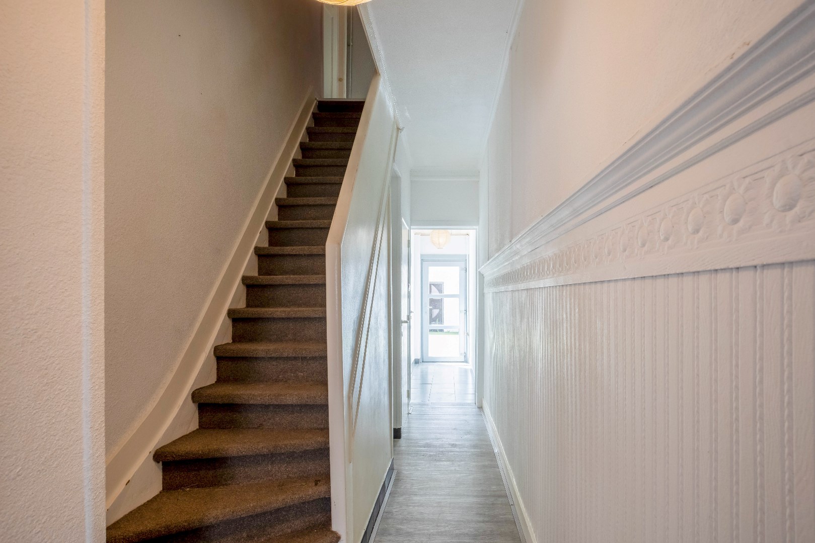 Toffe woning in rij met ingerichte tuin en garagebox 