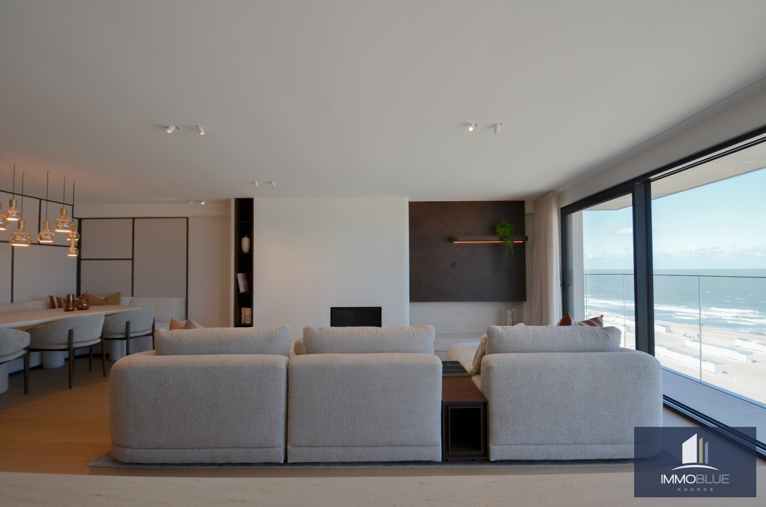 Appartement exceptionnellement rénové avec vue mer frontale situé au Zoute. 