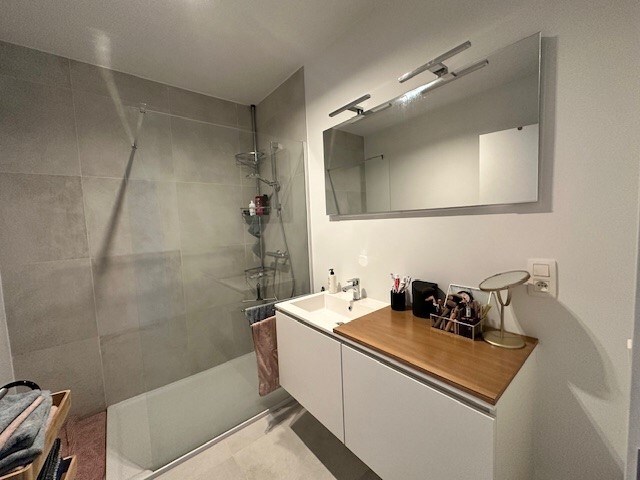 Hoogwaardig afgewerkt nieuwbouw gelijkvloers BEN-appartement met 2 slaapkamers, gelegen op het dorpsplein van Tongerlo. 