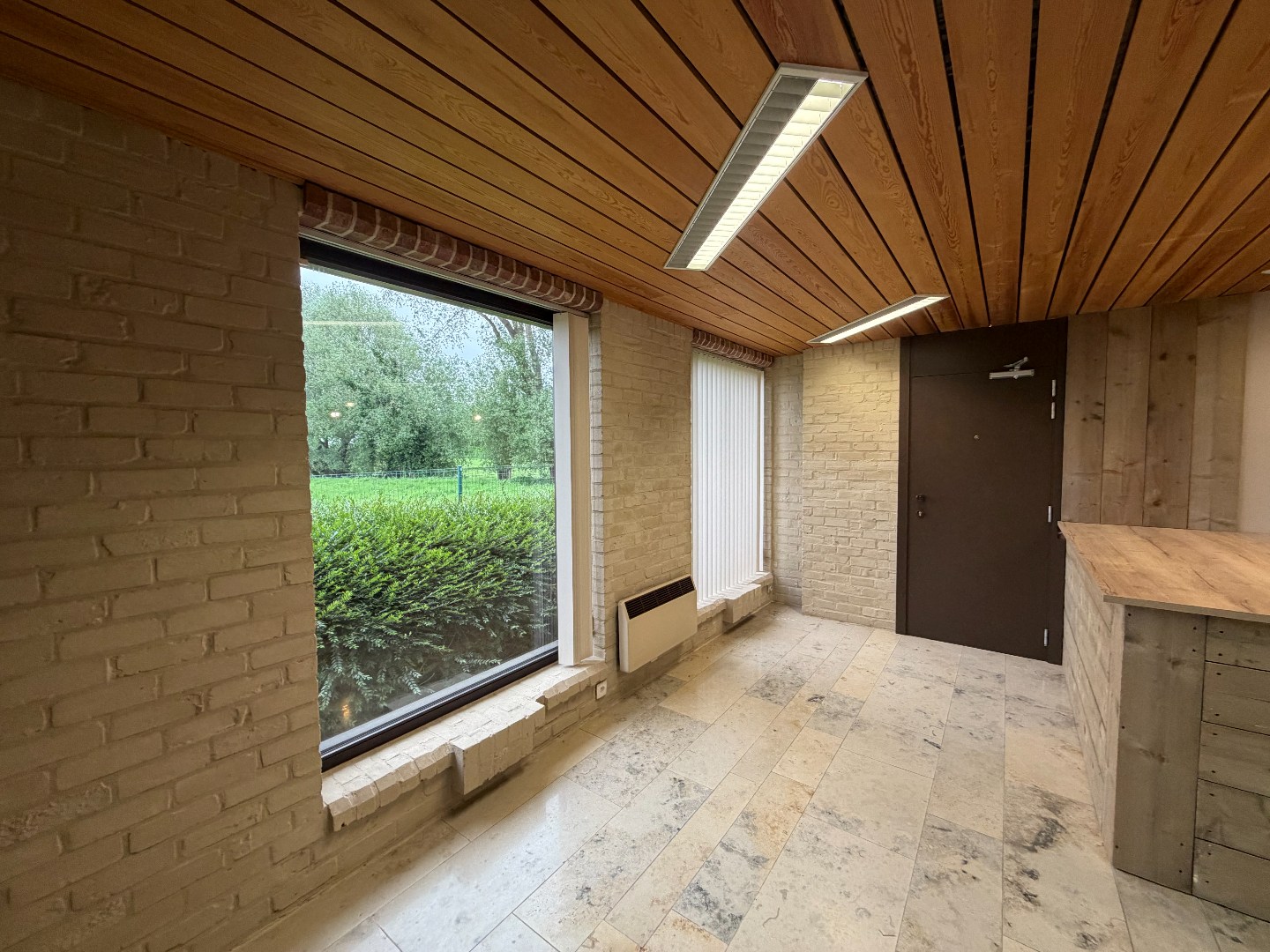 Commerciële ruimte van 134 m² met bijhorende parkingplaatsen 