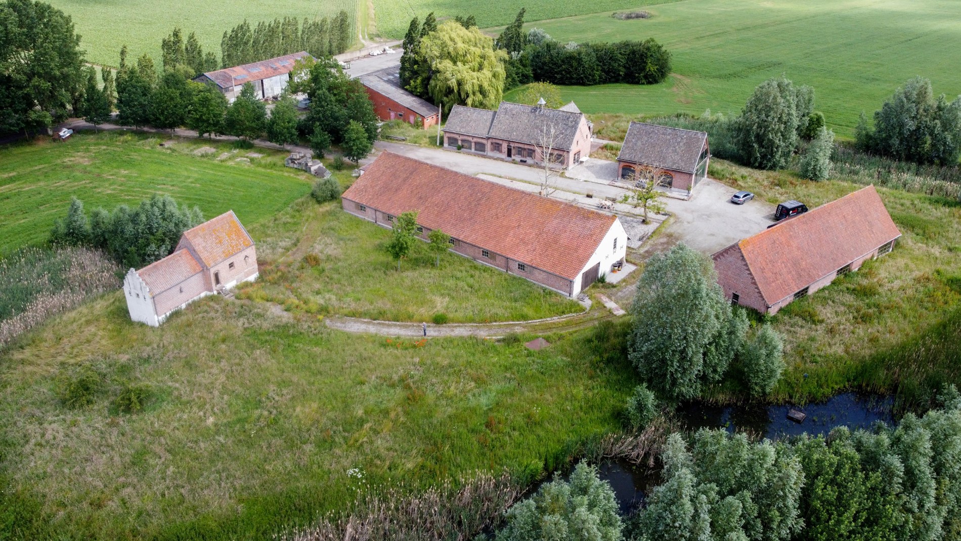 Authenthieke hoeve met bijgebouwen op een domein van ca 2,3 hectare 