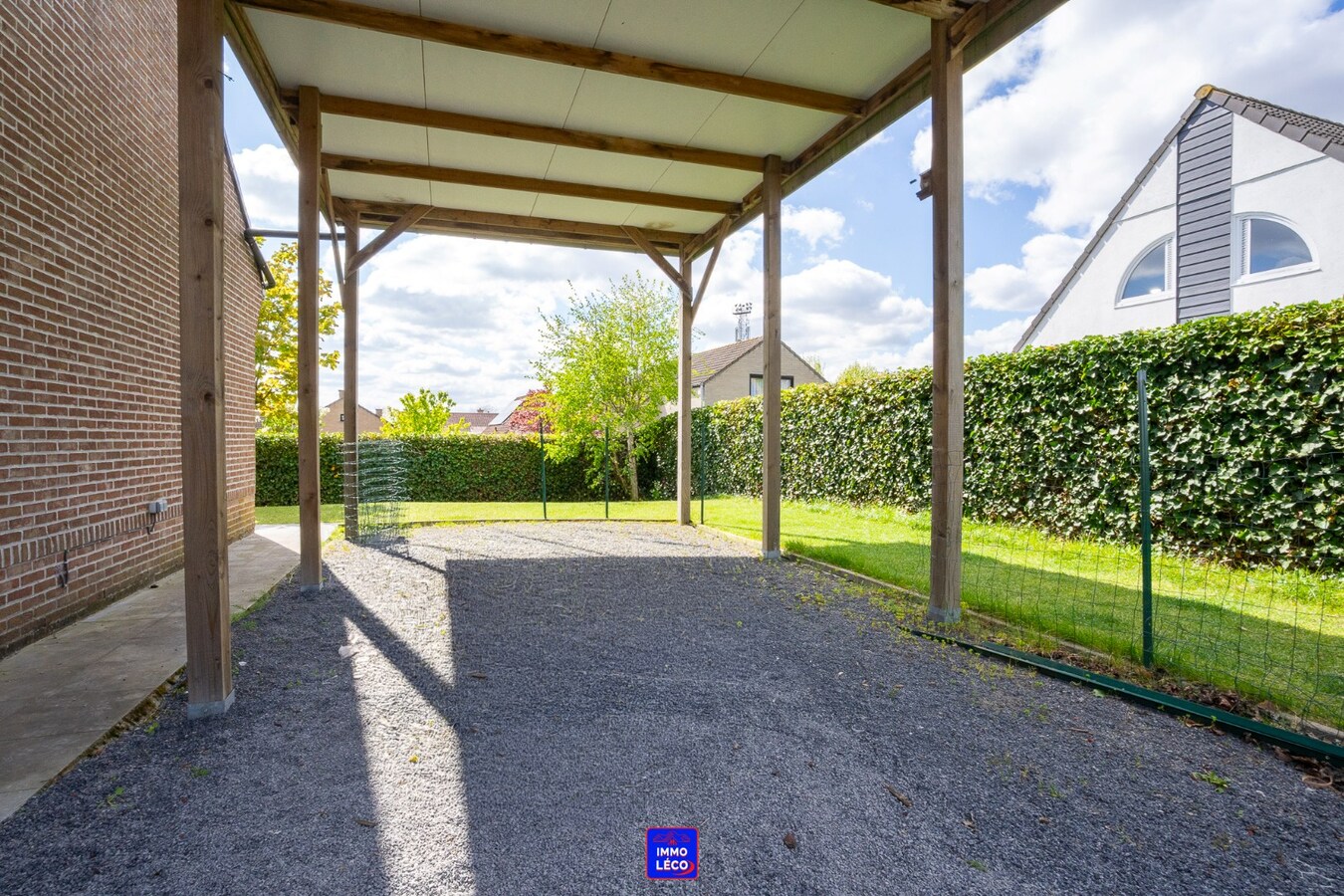 Plain-Pied érigé sur 808m², clos résidentiel prisé, garage et carport, COUP DE COEUR ! 
