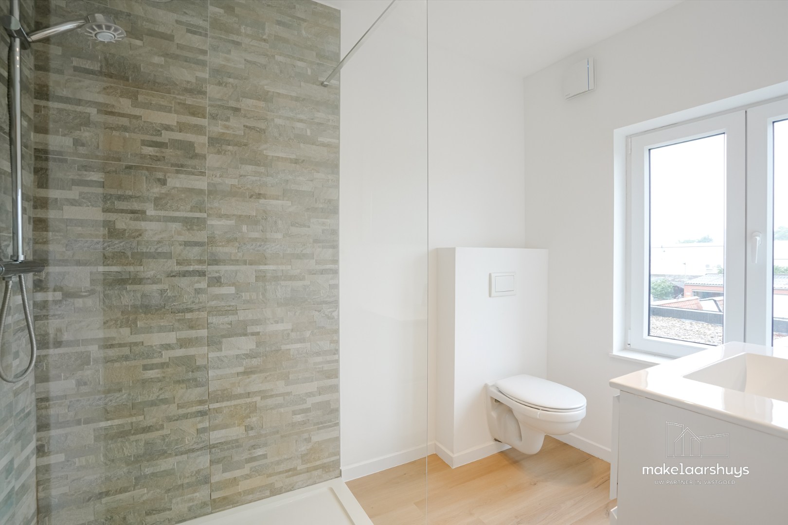 Instapklare gerenoveerde woning in rij met terras, tuin en garagebox 