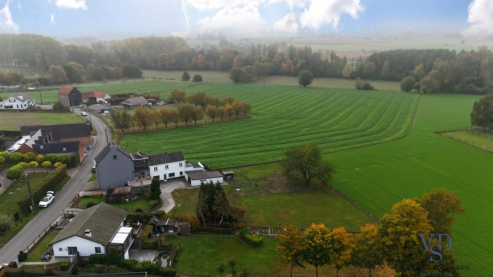 Te renoveren woning met uniek uitzicht op de omliggende akkers 