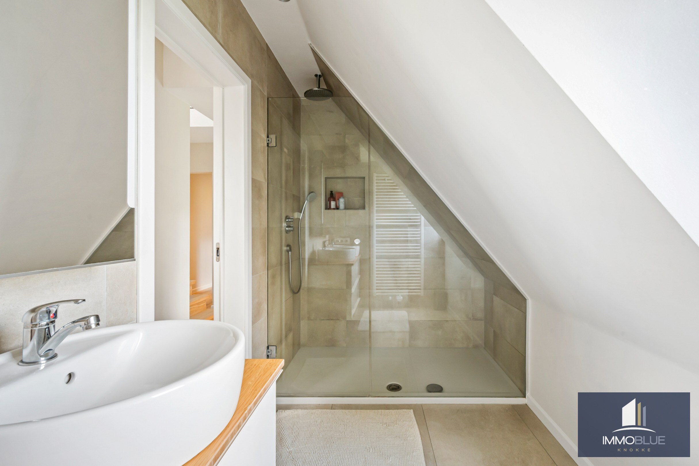 Domaine idylliquement situé avec maison rénovée, espace professionnel et installations équestres étendues. 