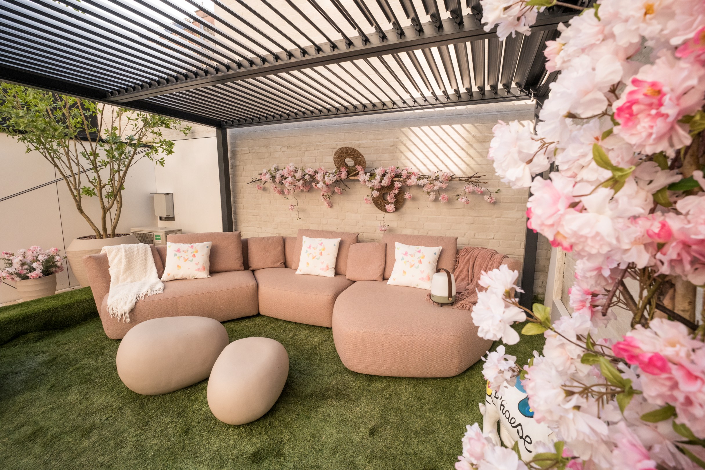 Dans un emplacement de choix, à quelques pas de la mer, se trouve cet appartement exclusif de plain-pied avec un jardin exceptionnellement spacieux et ensoleillé. Une combinaison rare de vie privée, d 