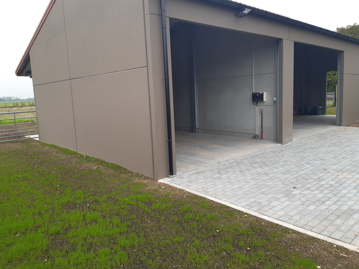 Gerenoveerde woning met weide en loods. 