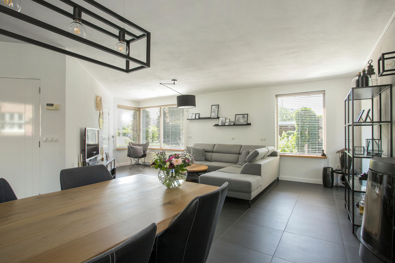 Deze moderne en royale vrijstaande woning staat op een rustige woonlocatie op een mooi hoekperceel. 