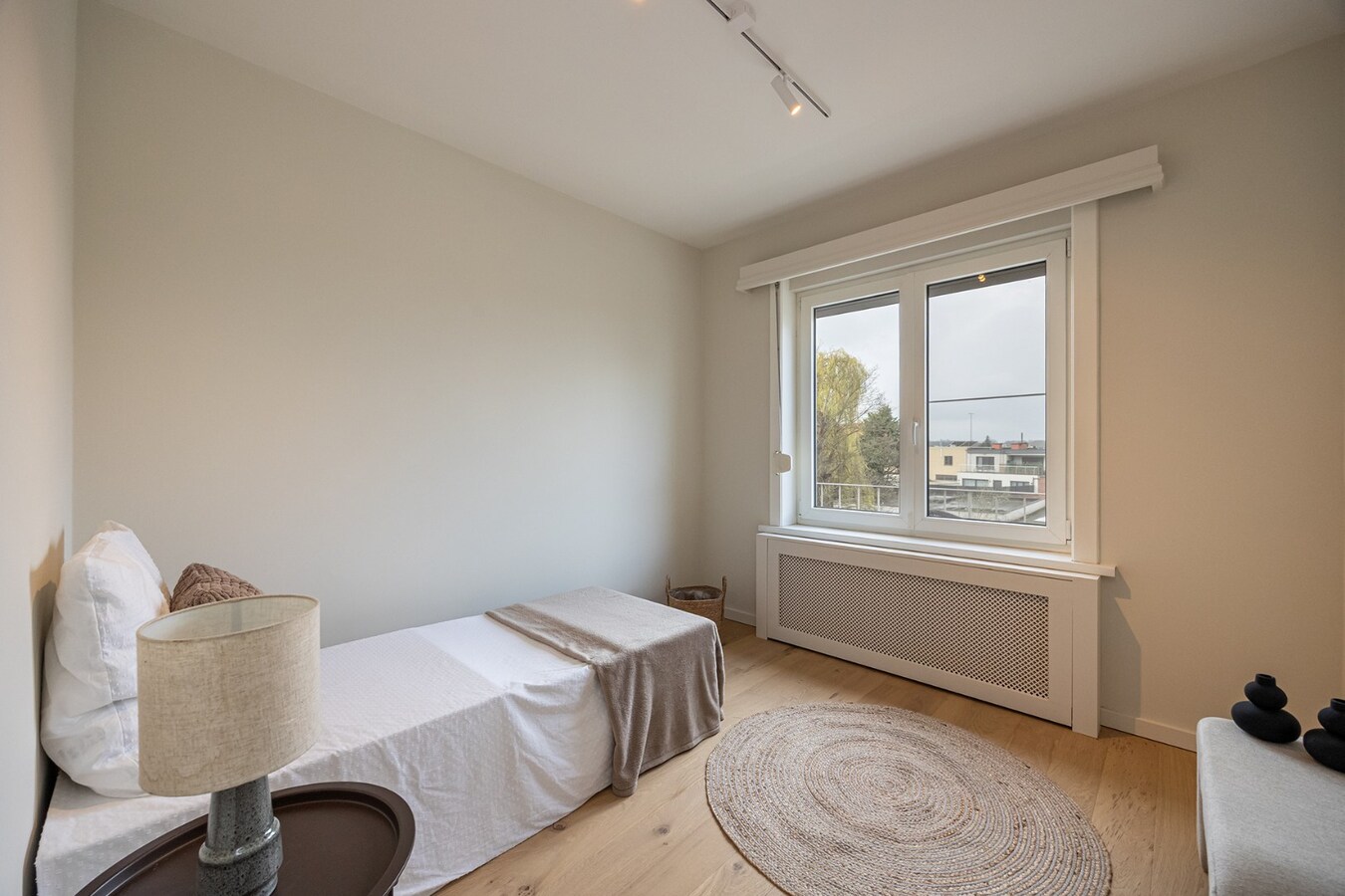 Gerenoveerd appt. met 2 slpk en terras te Wilrijk! 