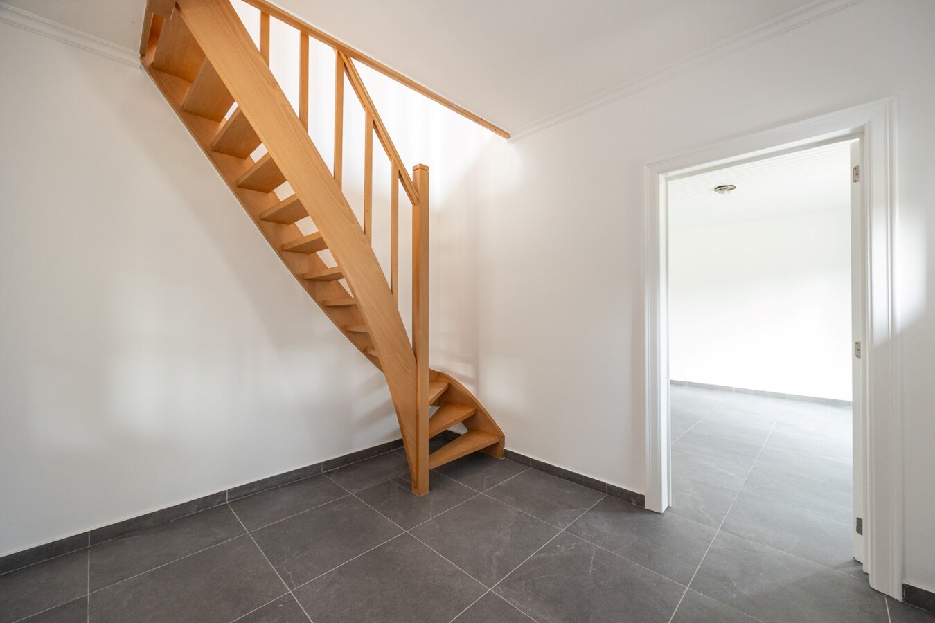 Landelijke, gerenoveerde woning met 4 slaapkamers op perceel van 2.322 m² 