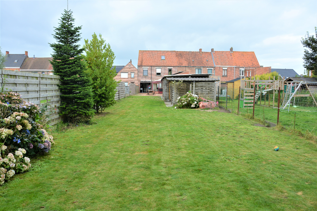 Half-open woning met grote tuin te Aartrijke 