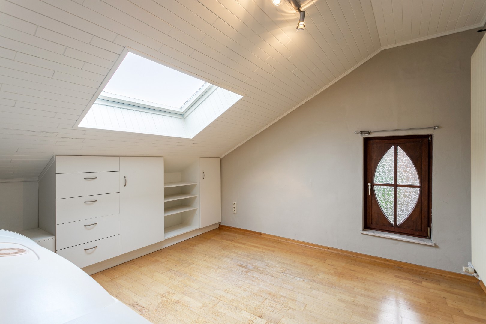Ruime woning met naastgelegen bouwgrond en loods 