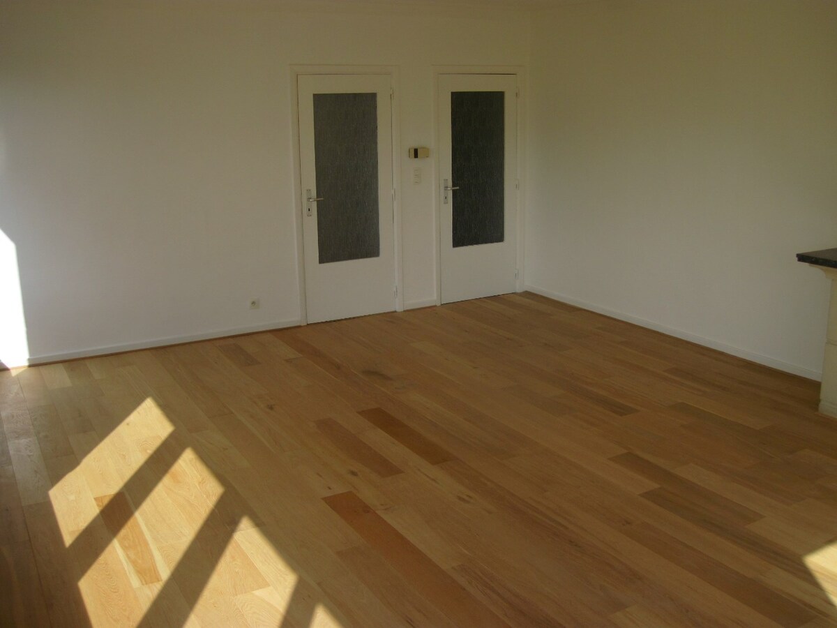 Luxueus appartement met garage en berging (kelder). 