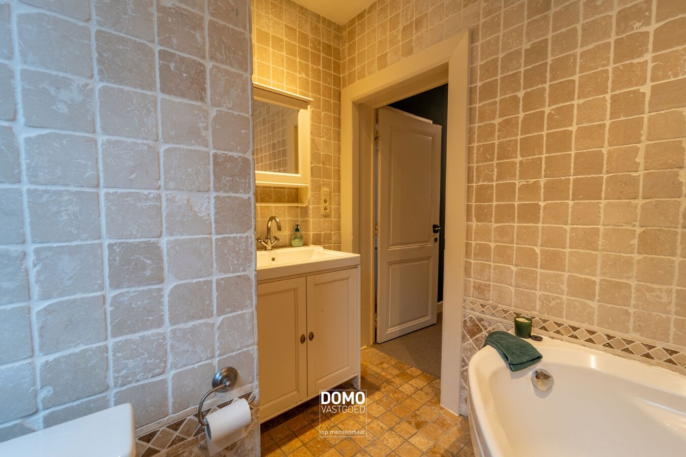 RUIME, INSTAPKLARE EN GERENOVEERDE WONING MET KANTOORGEBOUW INCLUSIEF PARKEERGELEGENHEID, TUIN EN ZWEMBAD TE MIELEN BOVEN AALST (GINGELOM) 