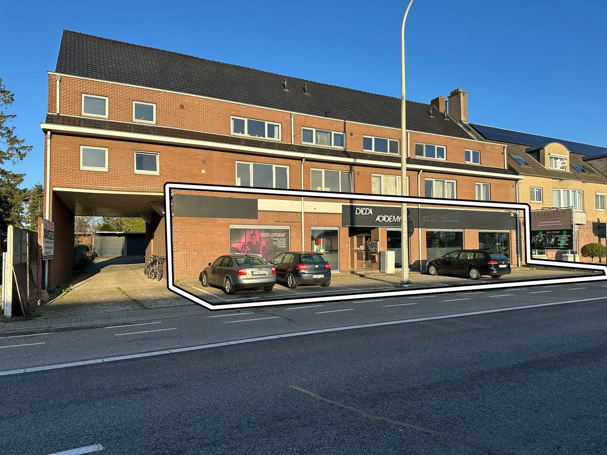 Handelsgelijkvloers met 2 winkels, kantoren, parking 