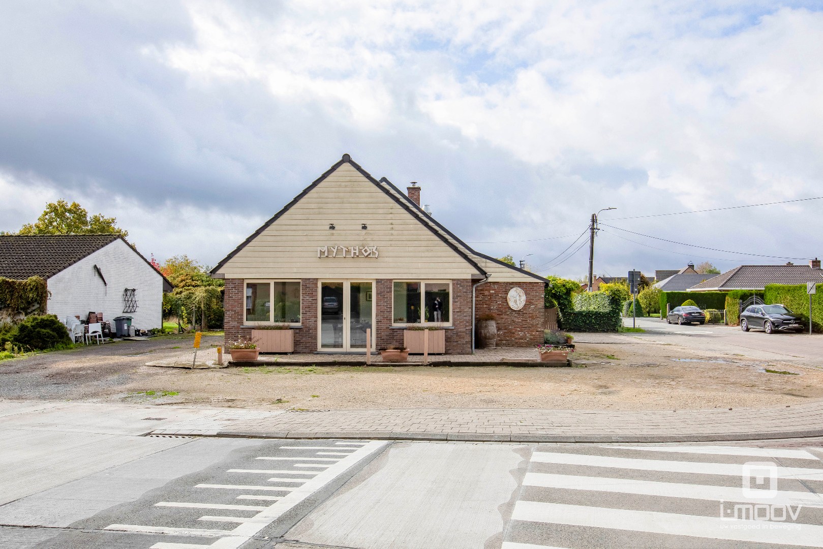 Te koop- Gebruiksklaar restaurant met terras en appartement in hartje Hijfte (Lochristi) 