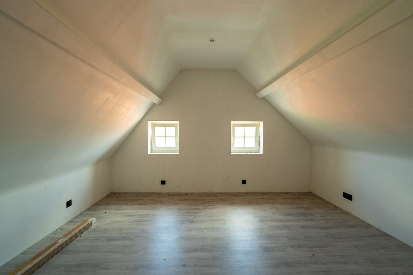 Ruime woning met buitenpiste en kleine binnenpiste op ca. 1,03ha te Hoeselt 