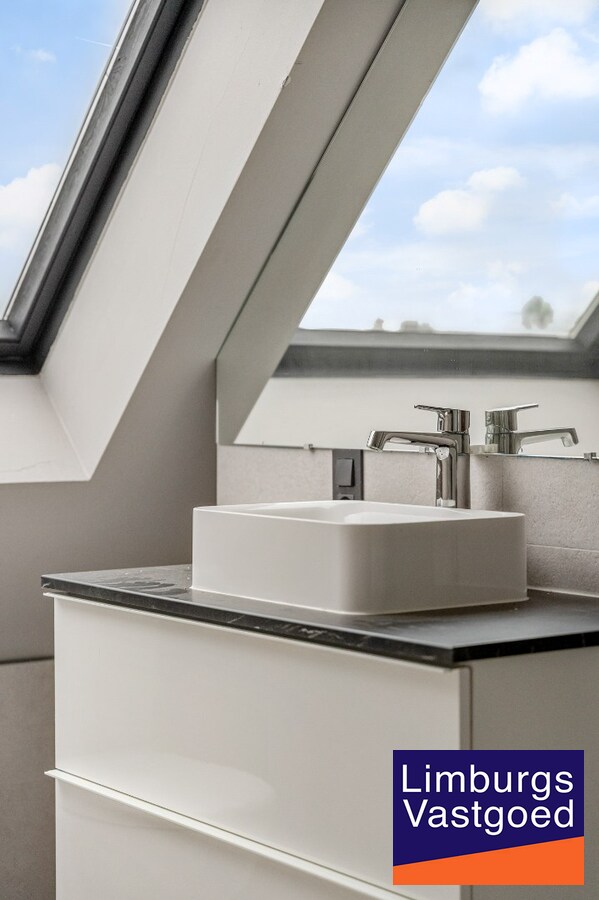 Recent gerenoveerd Duplex appartement met 3 slaapkamers en garagebox in het centrum van Hasselt. 