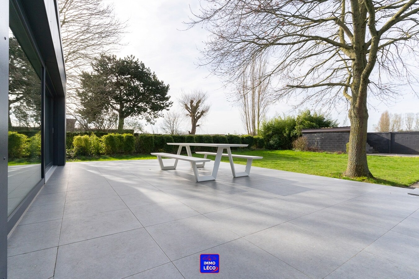 Villa "Semi Plain-Pied" érigée sur 1600m², grand parking, garage, jardin, COUP DE COEUR ! 