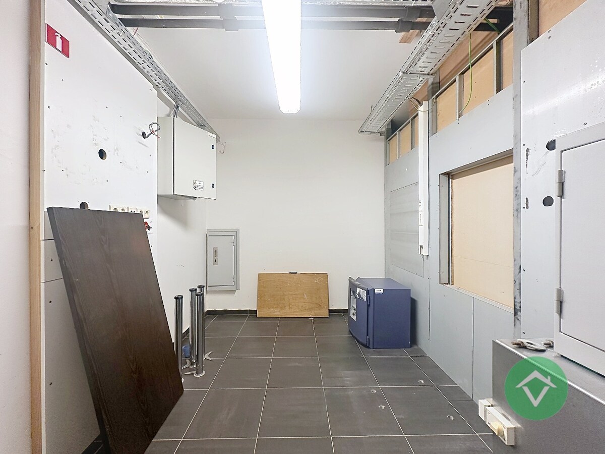 Commerciële toplocatie in Vleteren met burelen, vergaderruimtes en parking 