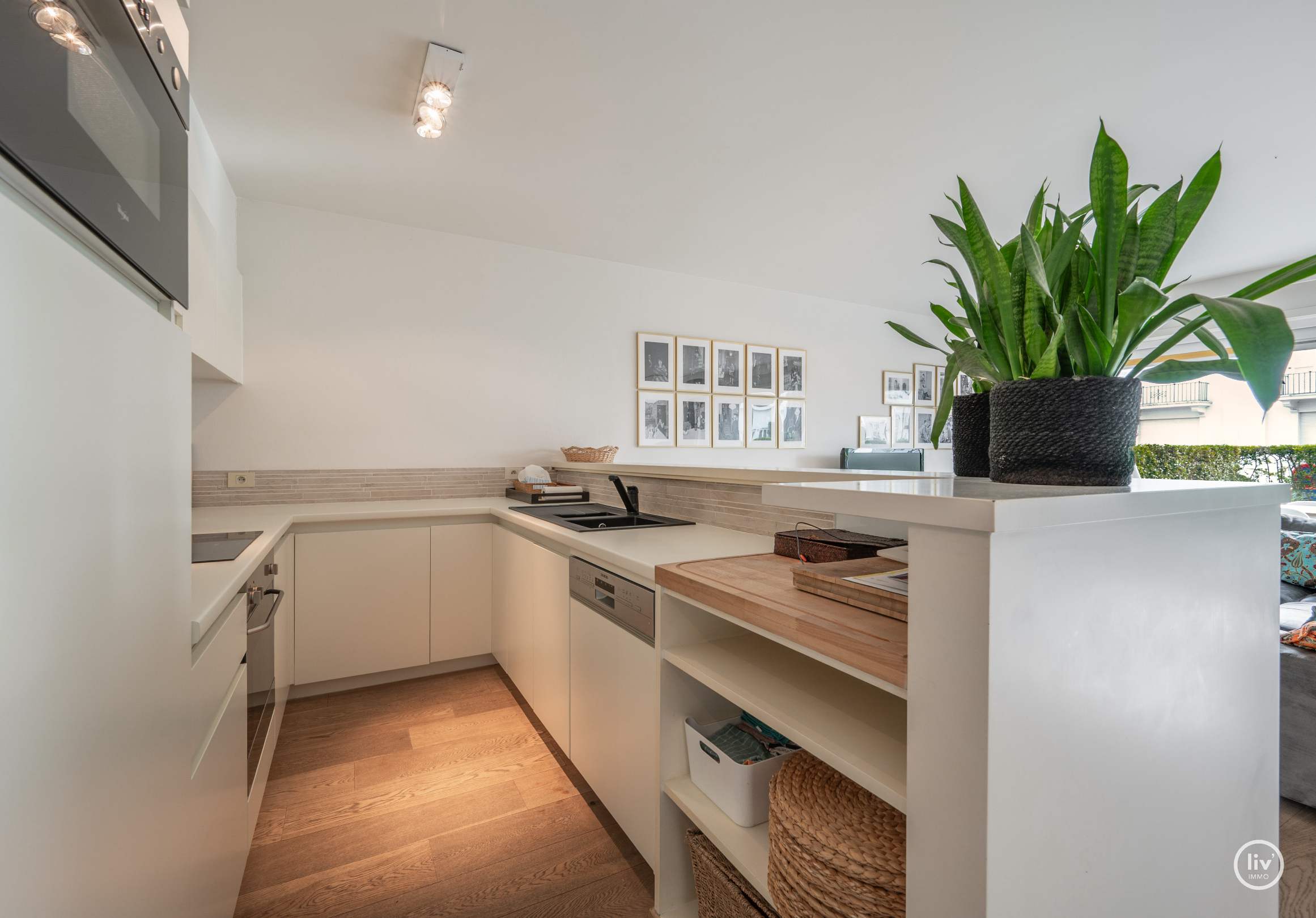 Zeer ruim en zonnig gelijkvloersappartement met 3 slaapkamers, groot zonneterras en mogelijkheid tot aankoop van ruime garage. 