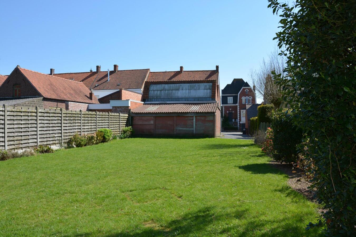 Ruime woning met grote opslagplaats/loods en zonnige tuin 