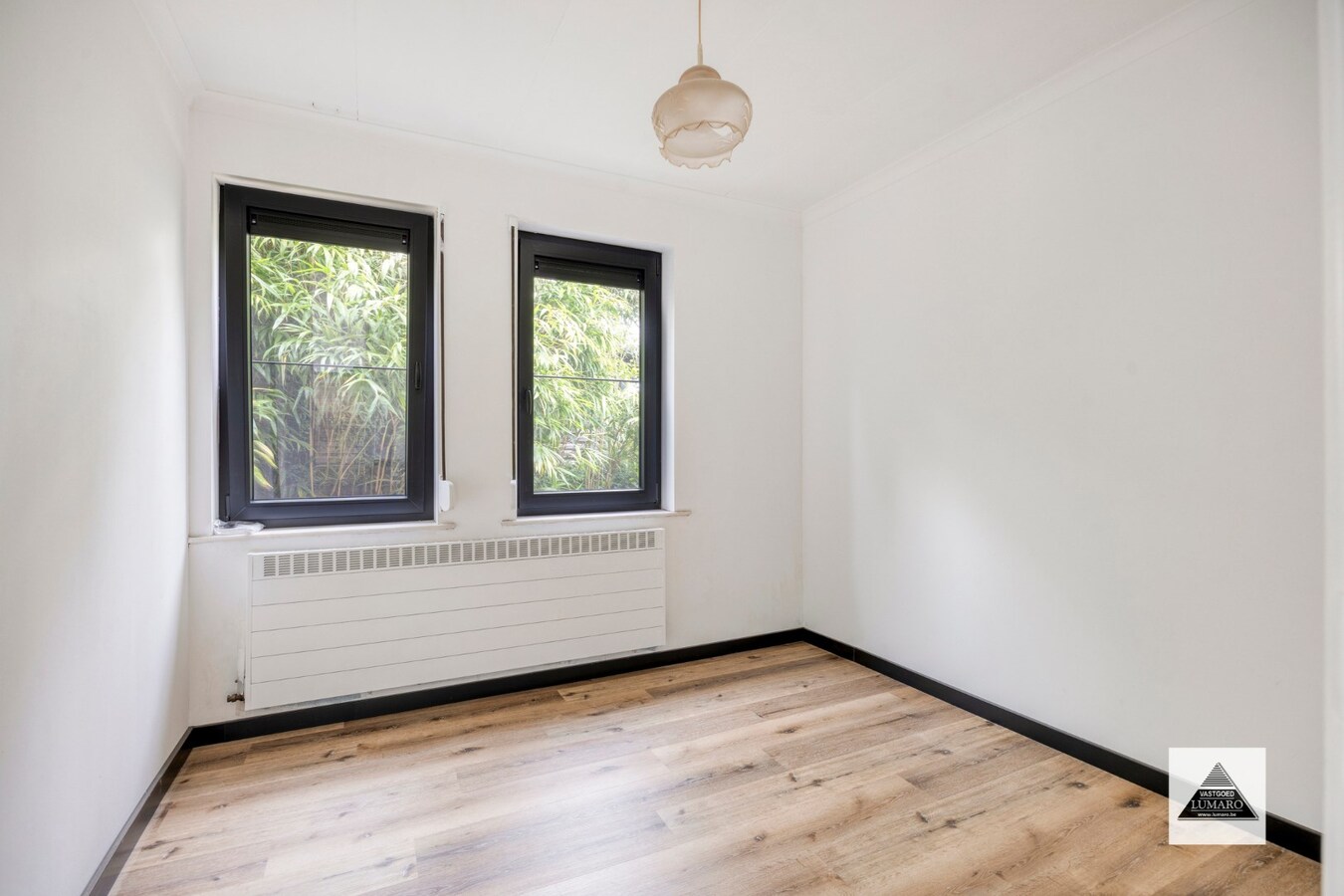 Instapklare woning voor gelijkvloers wonen. 3 slaapkamers, kelder met garage. 