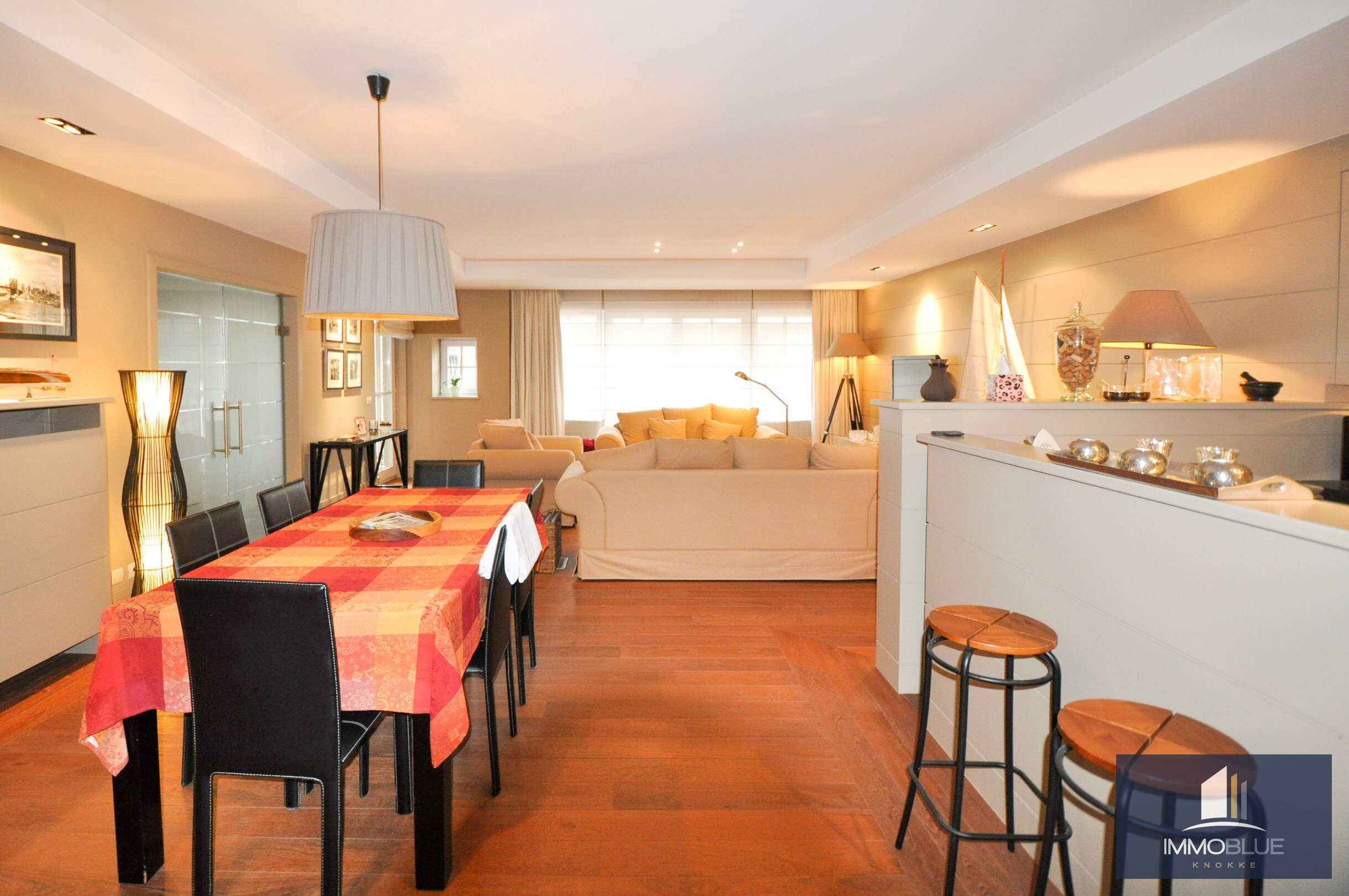 Appartement avec terrasse ensoleillée et garage intégré. 