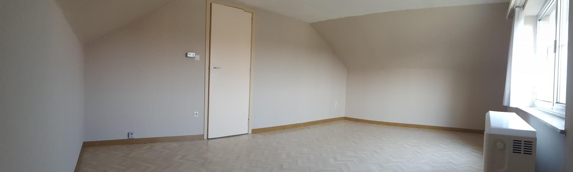 Instapklaar dakappartement met garagebox in Kuringen 