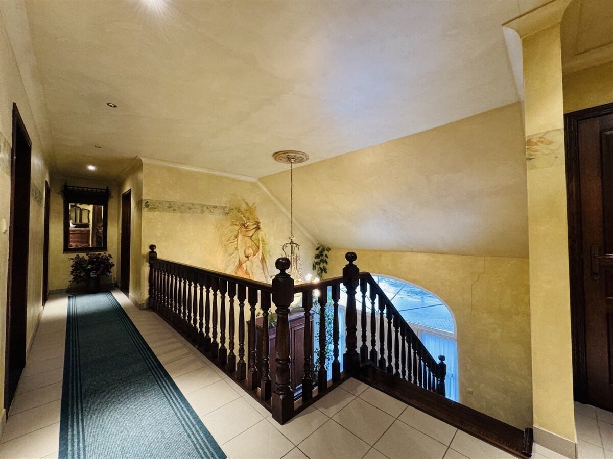 Unieke hoeve met woonst, 3 appartementen en paardenstallen op een ruim perceel van ca 1,2ha te Dilsen-Stokkem 