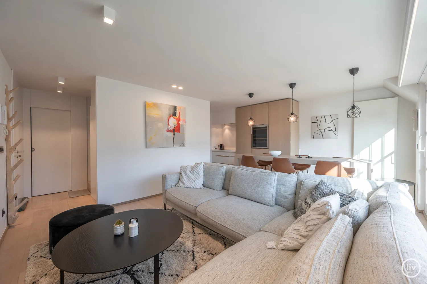 Lichtrijk duplex appartement met 2 slaapkamers, groot zonneterras (mog. tot aankoop van een inpandige auto-stpl).