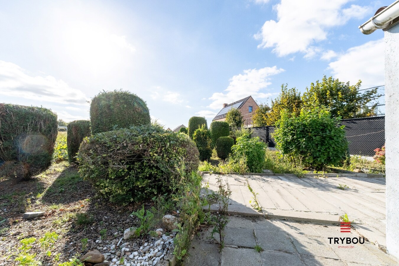 Verrassend ruime woning aan de rand van Houthulst op ruim perceel van 720m². 