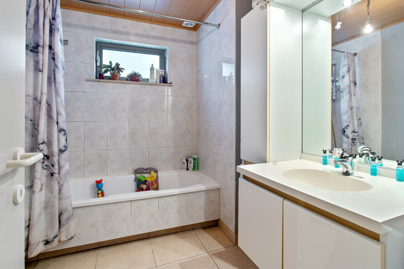 Verassend ruime woning met ruime werkplaats/garage te Houthulst 