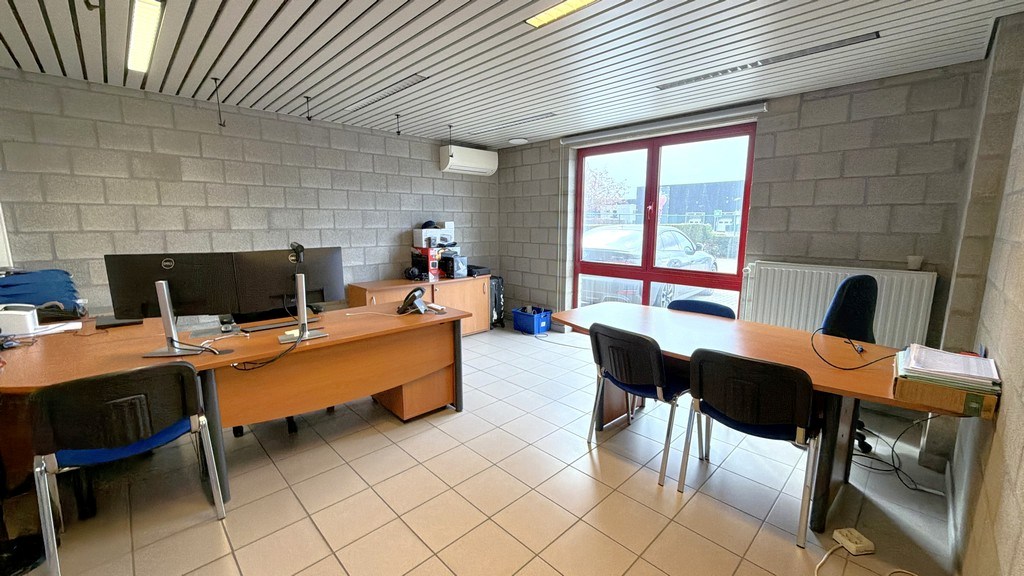 Bedrijfsgebouw met laadkades te huur nabij E313 in Olen