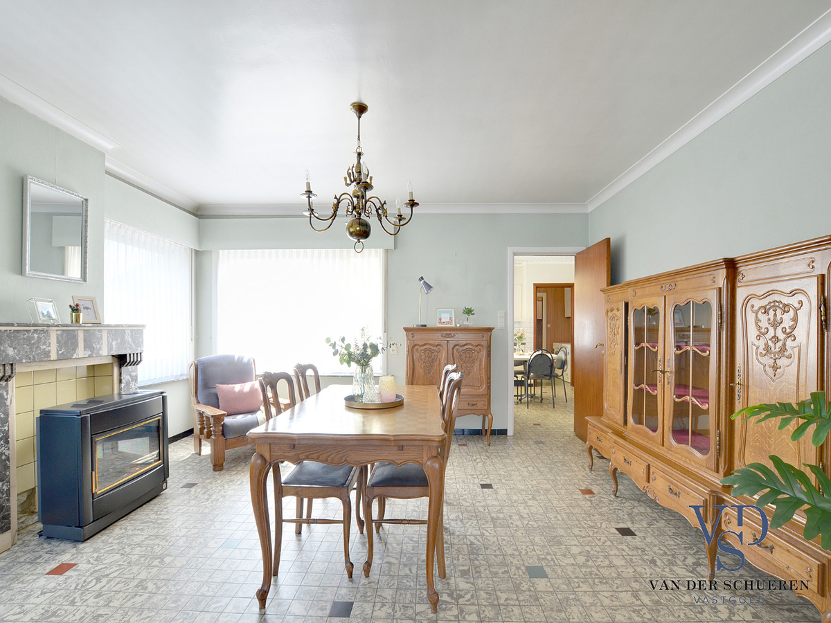 Degelijke woning met tuin en afz. garage. 