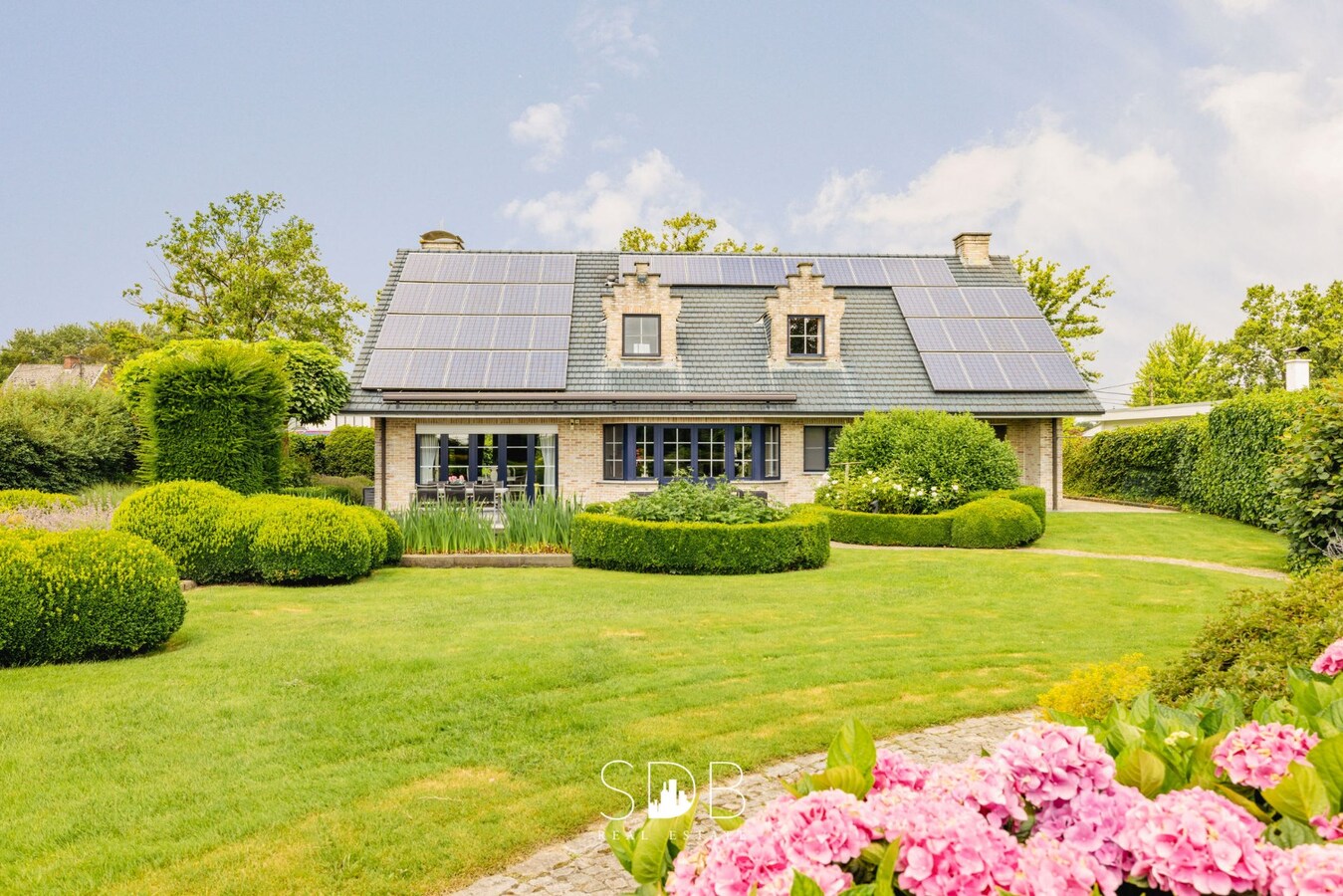 Villa, zwembad, zonnepanelen, luxe vastgoed, sdb real estate