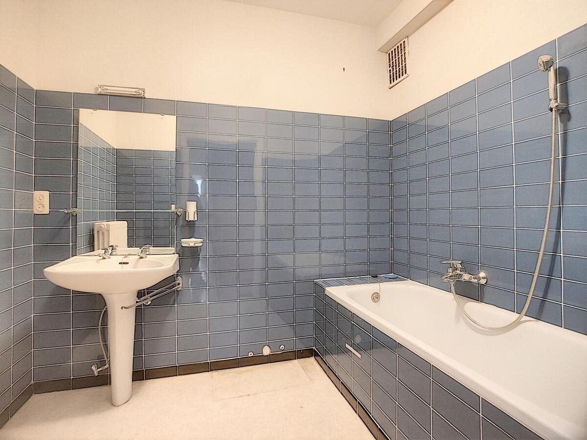 Een ruim (110m²), lichtrijk appartement MET garage op topligging aan het station - Brugge 