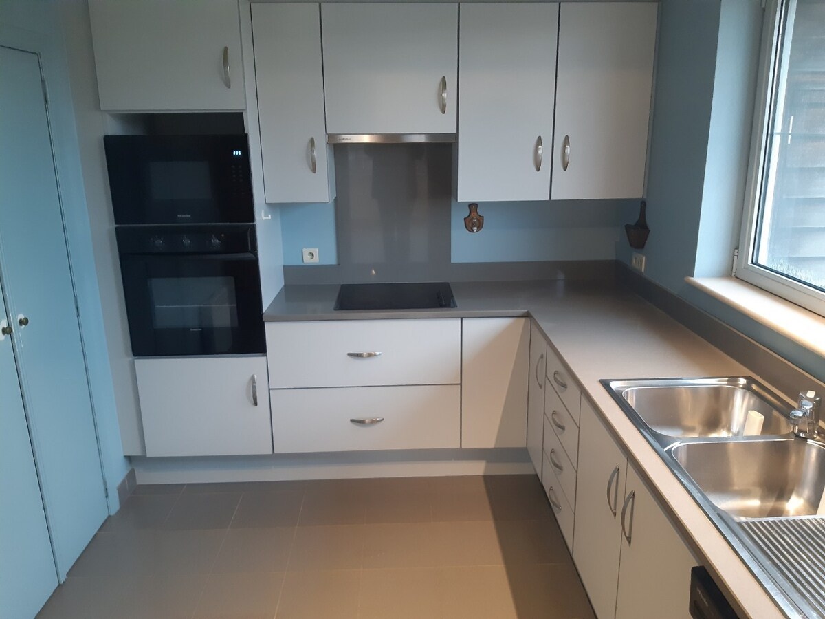 Ruim appartement met 2 terrassen naast Carrefour. 