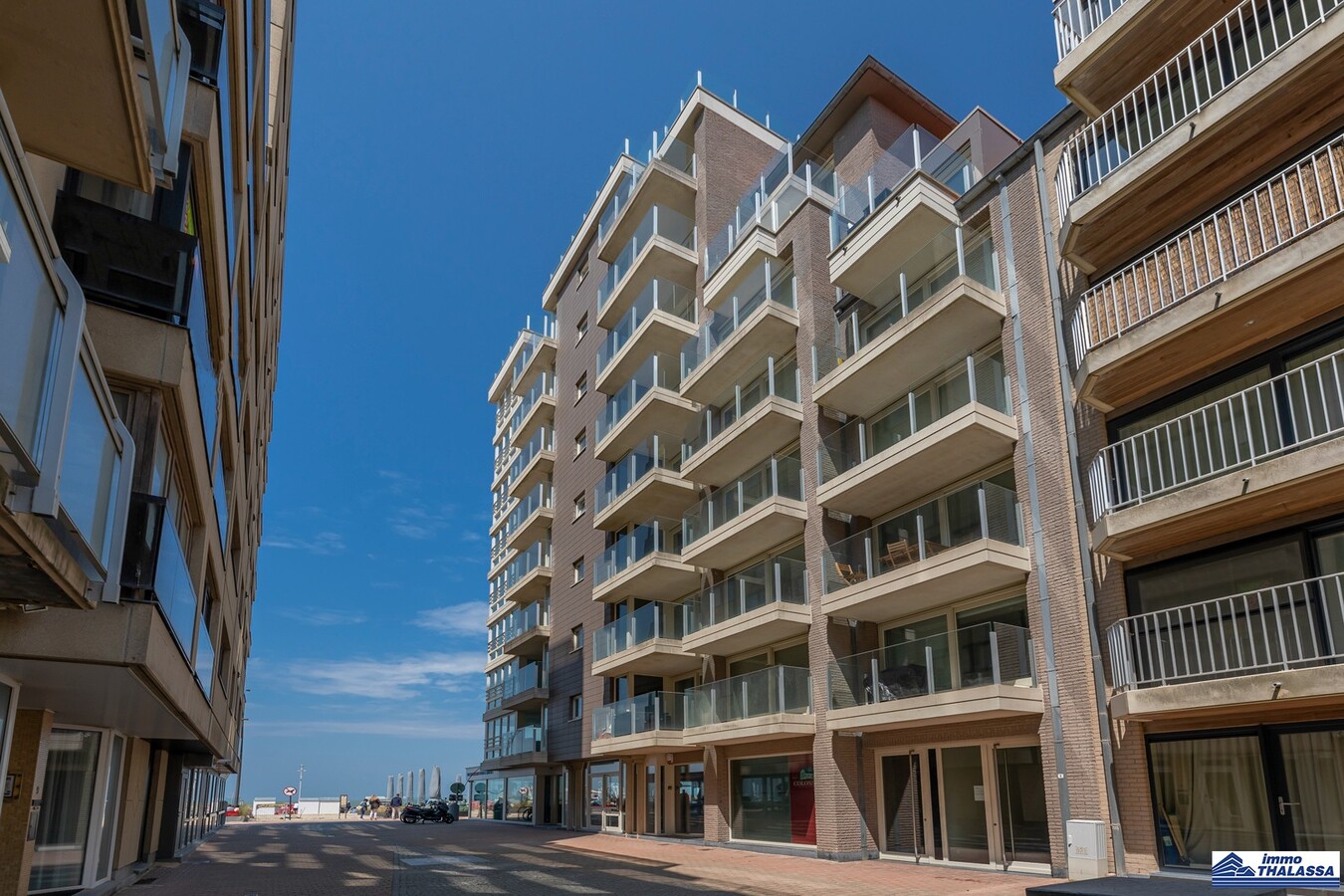 Appartement à la déco moderne situé au 5e étage, rue Ankerweg, à La Panne : un point de départ idéal pour profiter pleinement de la vie au bord de la mer. 