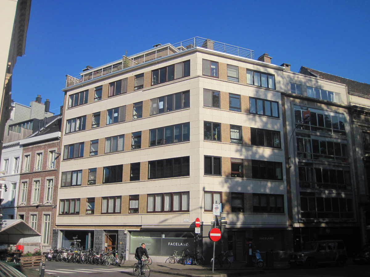 Lichtrijk, ruim 2-slp-appartement aan St-Anna-plein. 