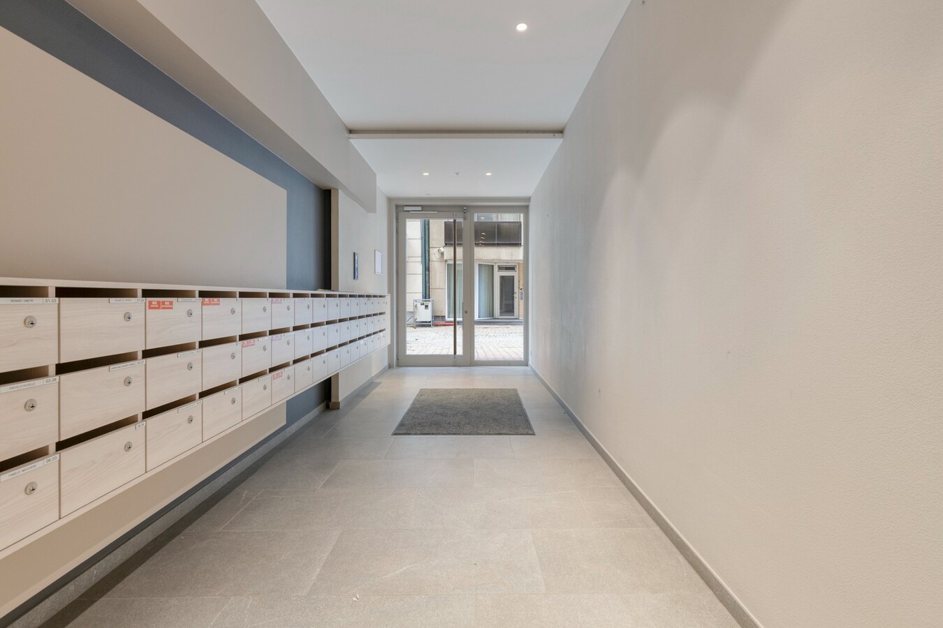 Appartement à la déco moderne situé au 5e étage, rue Ankerweg, à La Panne : un point de départ idéal pour profiter pleinement de la vie au bord de la mer. 