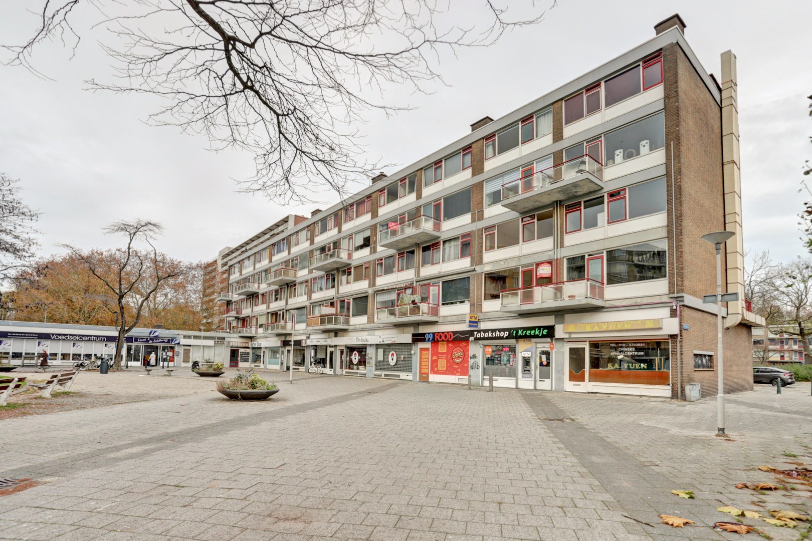 Ruime 4-kamer maisonnette op het Kreekplein, met balkon op het westen, berging in de onderbouw en gelegen op eigen grond. 