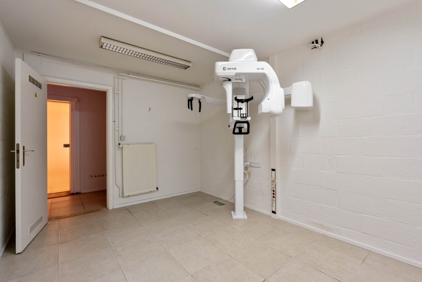 Ruim, zeer energiezuinig kantoor in het centrum van Neeroeteren met diverse mogelijkheden! 