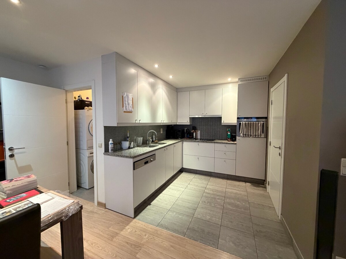 Gelijkvloers app. nabij het Carlos Dierickxplein te Asper. 