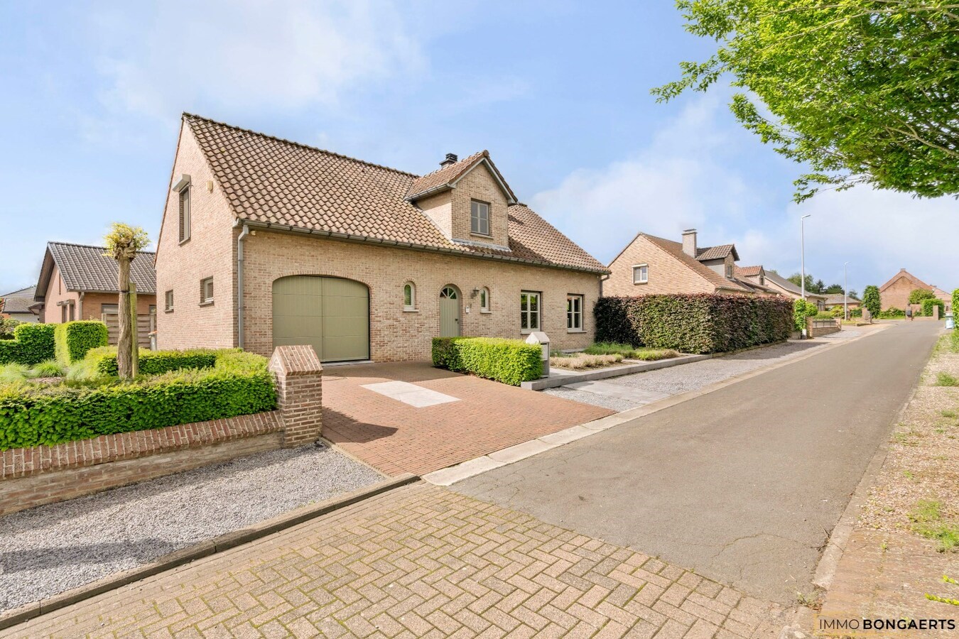 Ruime woning op een zeer rustige locatie met tuin, garage, carport en 3 slaapkamers in Opglabbeek. 
