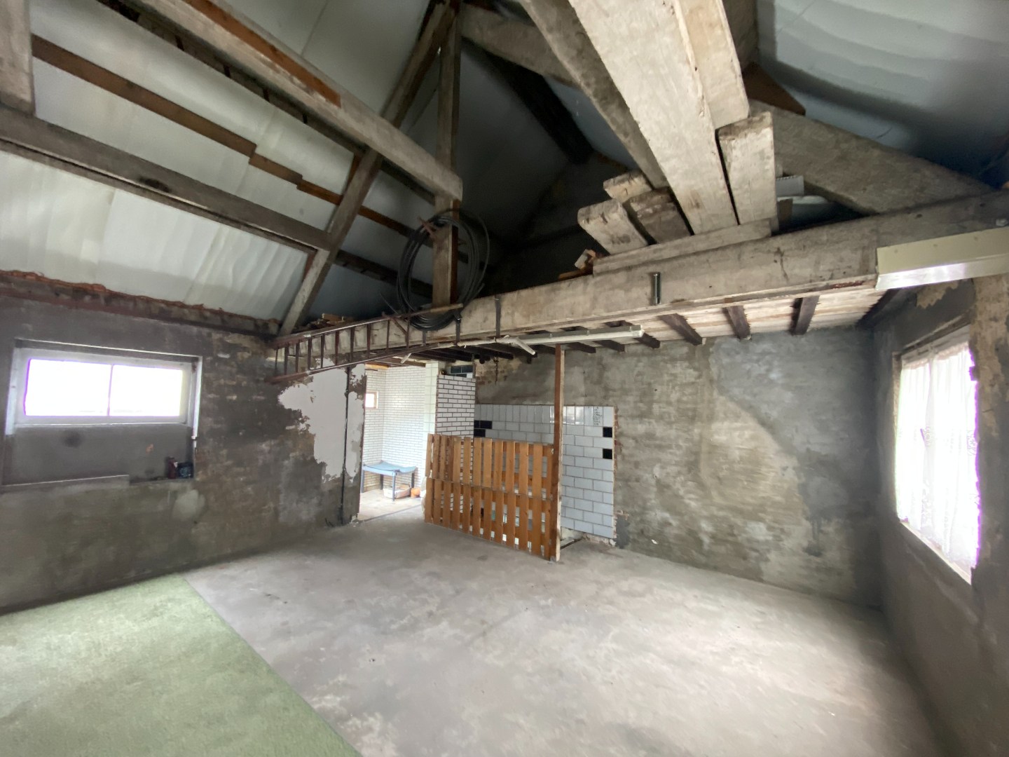 Authentieke burgerwoning met ruime garage en uitweg achteraan! 