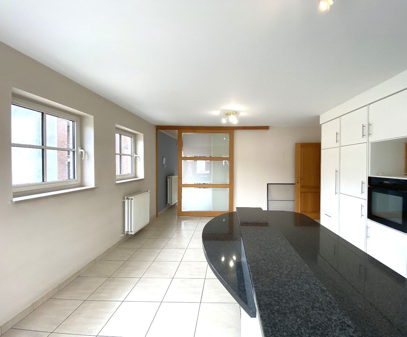 Instapklaar en ruim appartement met zonnig terras in hartje Wakken! 