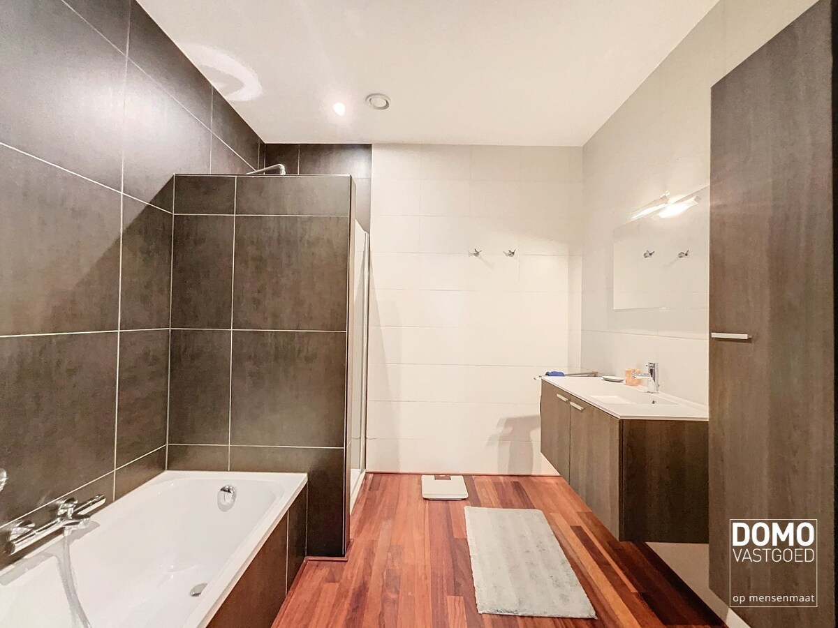 Ruim appartement met tuinterras, garage en 2 slaapkamers in Hasselt 