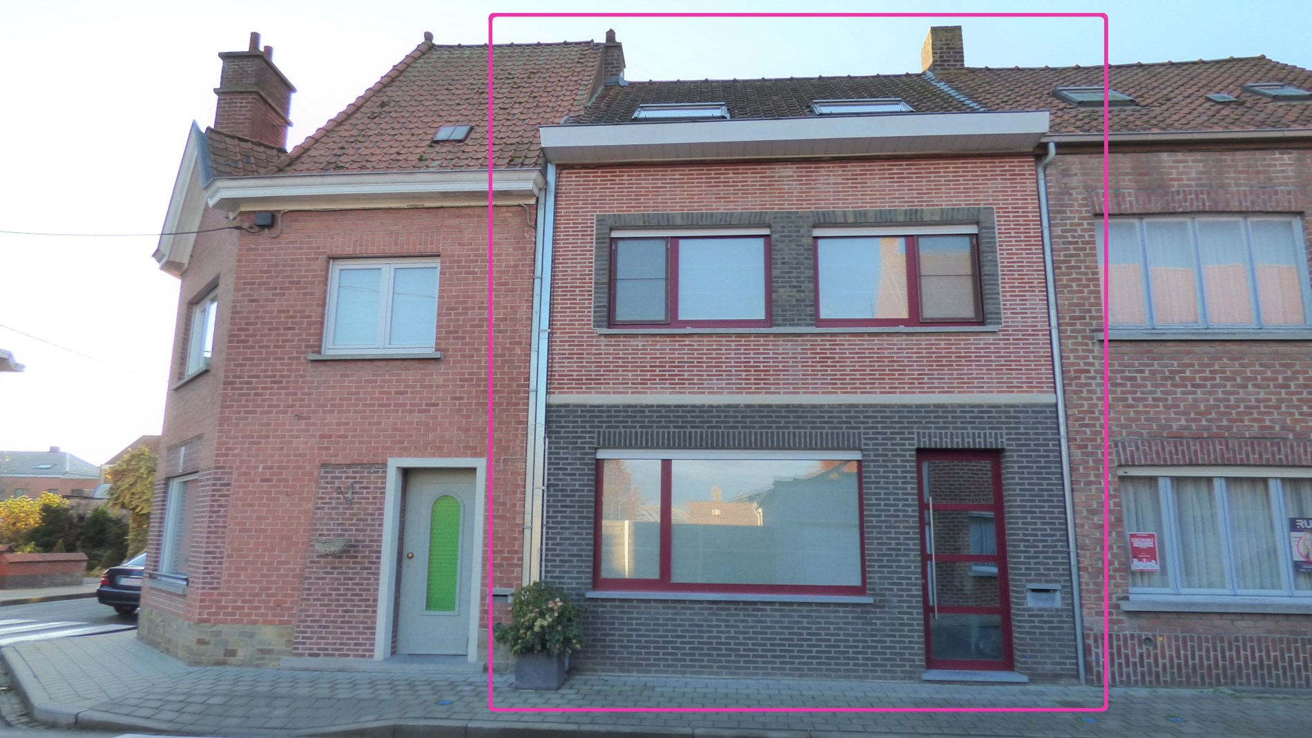 Up-to-date en bijzonder ruime gezinswoning met garage te Zwevegem 